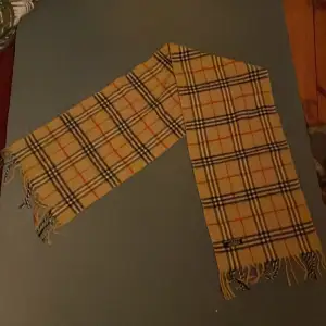Burberry halsduk i bra skick 20 cm bred och 128cm lång passar för både kvinnor och män Ordinariepris: 3800