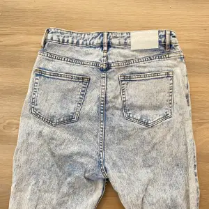 Snygga jeans från missguided med hög midja och distressed legs  