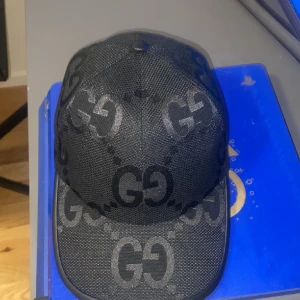 Gucci keps jumbo svart - Säljer min keps för använder inte längre möts upp i Skåne storlek m priset går ner vid snabb affär.