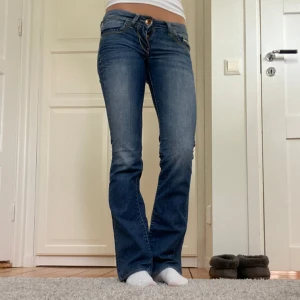 Lågmidjade Guess jeans - Säljer dom här super snygga lågmidjade Guess jeansen. Jag är 170 cm lång. Innerbenslängd: ca 82cm Midjemått: ca 36cm Om du har några frågor är det bara att skriva💞💞