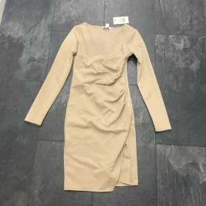 Klänning  - Aldrig använd 