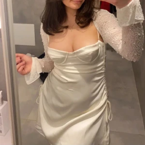 Oh Polly klänning  - Säljer den här fina klänningen från Oh Polly. Den har används endast 1 gång och ser ut som ny och i jätte bra skick. Absolut inget fel på klänningen. Köptes för ett par månader sedan och bara använt 1 gång. 