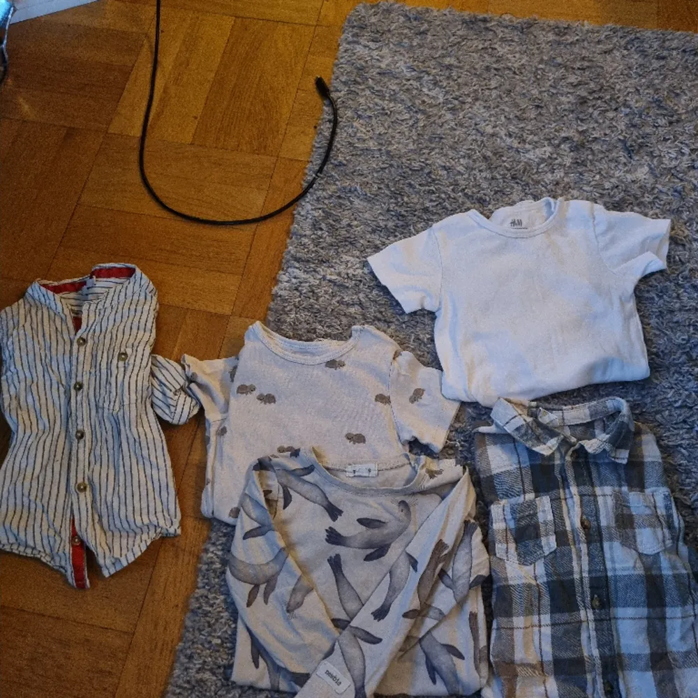 Har mer än vad som är på bilden, men blandade kläder i storlek 80-92 till pojke.. Tröjor & Koftor.