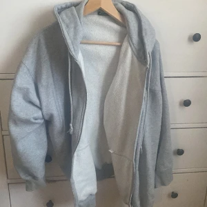 Brandy Melville hoodie - Snygg oversized hoodie från Brandy Melville. Säljer pga att det inte är min stil längre