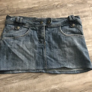 Jeans kjol - Säljer denna super gulliga jeans kjolen pga den är för stor. Jag köpte den secondhand och sydde upp den. Den har jätte coola bakfickor med super fina knappar med cool design på dem. Storleken står ej men skulle nog gissa S/M. Skriv för mått!💓