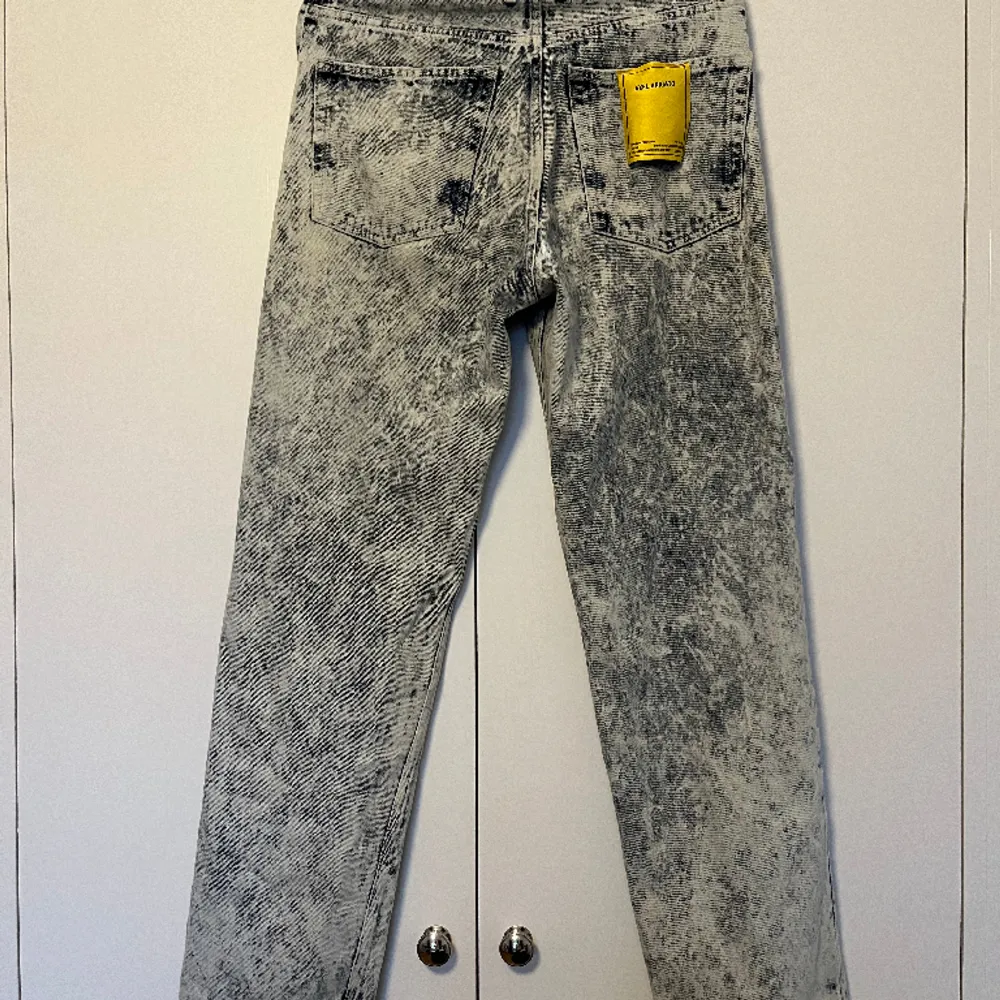 Säljer ett par riktigt coola stentvättade Axel Arigato jeans! Dessa är köpta på Axel Arigato online för ca 1500kr. Storleken är 30, enligt mig aningen större. Därför hänvisar jag till deras storleksguide. De är aningen vidare byxor, med ett rakt ben och e. Jeans & Byxor.