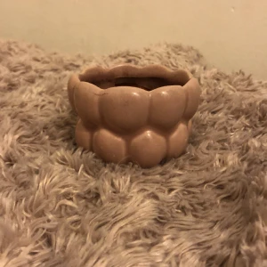 En fin liten vas?  - En vas färgen är rosa / ljus  Glas)