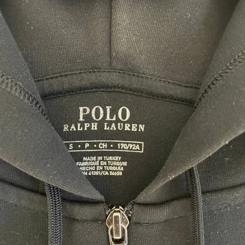 Hej! Säljer denna snygga polo zip i storlek S för 1200 kr. Bra skick (8/10), ÄKTA, köptes på Zalando för några månader sedan. Passa på. Hoodies.