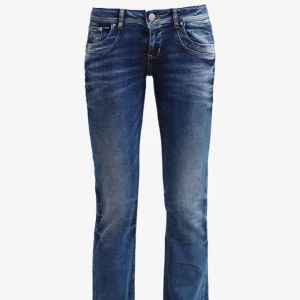 Ltb jeans valerie - supersnygga jeans från Ltb i modellen ”valerie”. bara använda ett fåtal gånger så de är i nyskick! jag har dessutom sytt in ett resårband, så att midjan ska bli stretchigare💗 de är helt slutsålda, köptes för 799 pris kan diskuteras