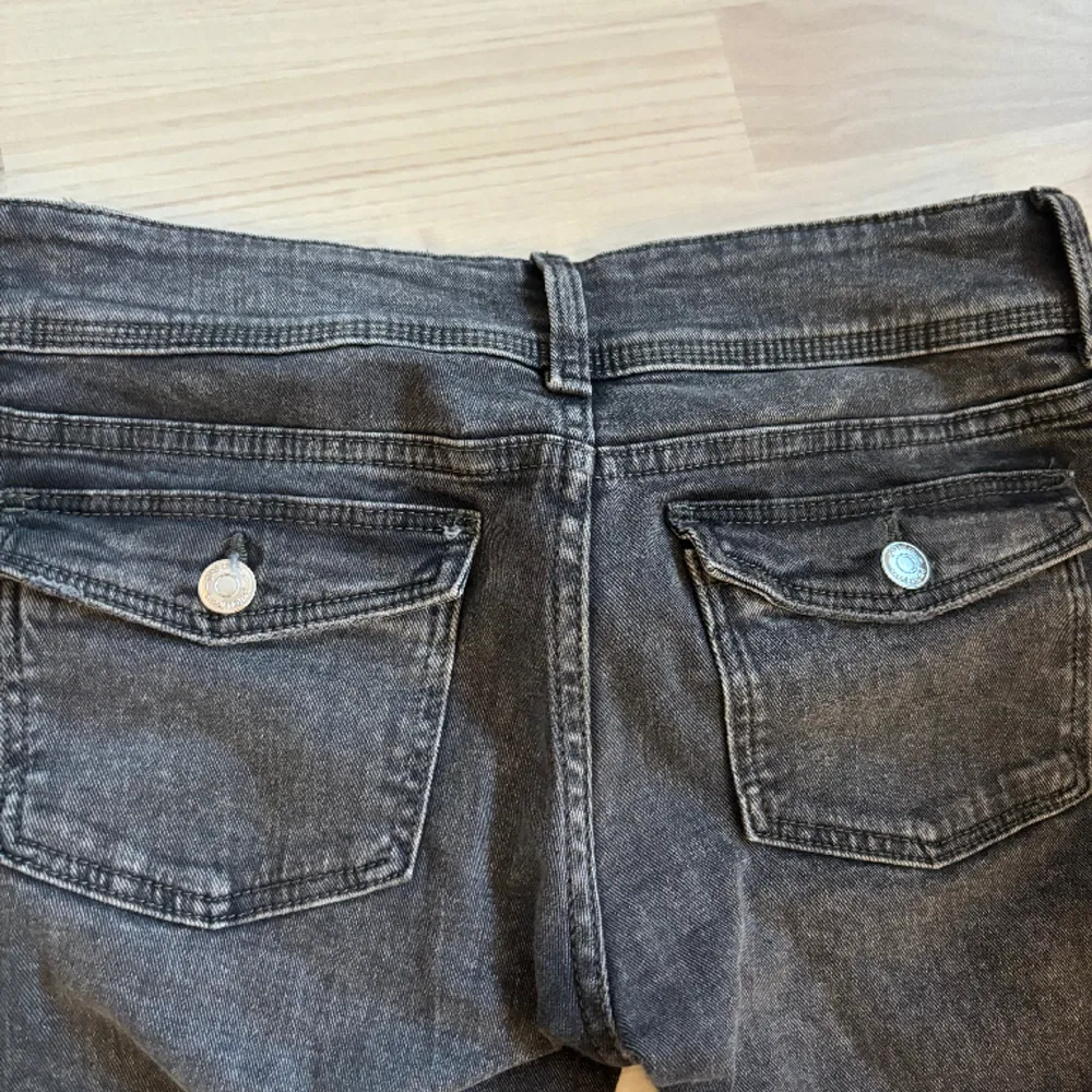 Säljer dessa low waist bootcut jeans ifrån gina young. De är i storlek 158 vilket motsvarar xs ungefär. . Jeans & Byxor.