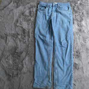 Säljer de här ljusblå Jeansen från ASOS i storlek 28/32 då de är för stora för mig. Nypris:420kr mitt pris: 175kr+frakt