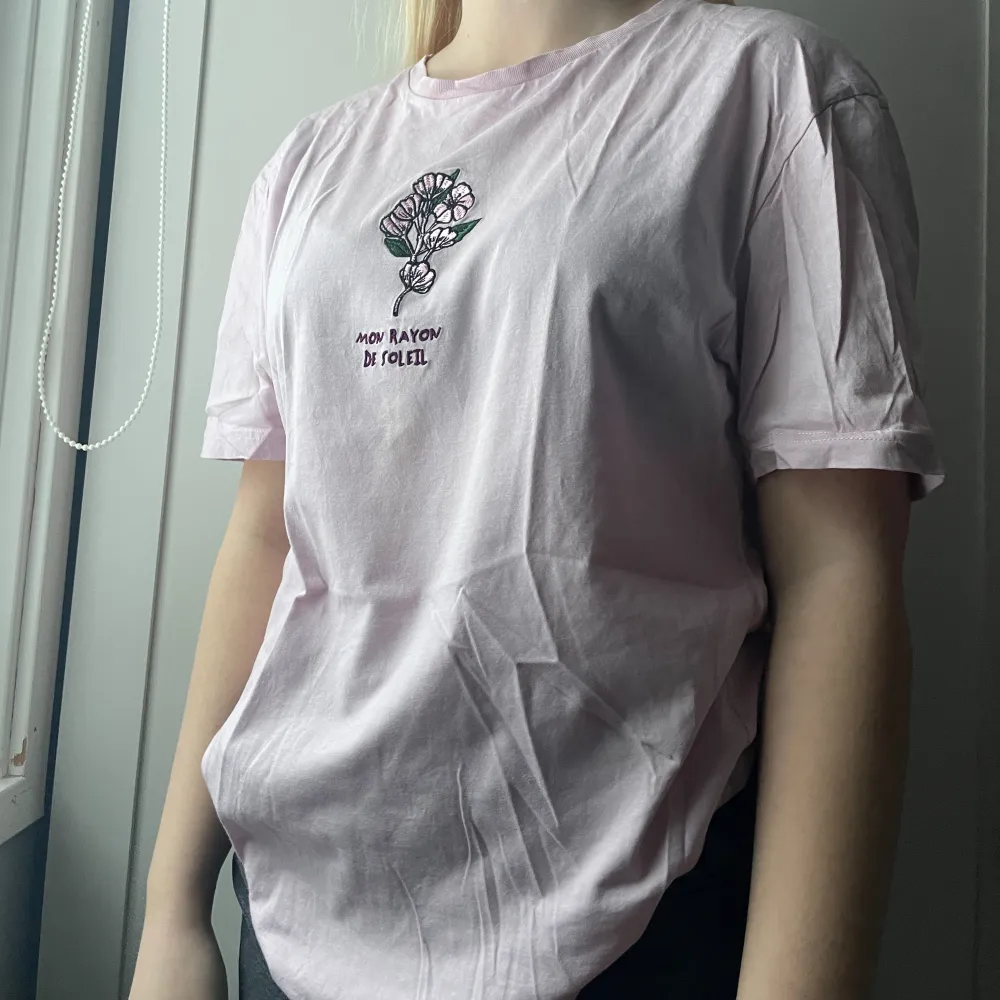 En herr t-shirt i en jättefin rosa färg med ett supercoolt tryck. Tröjan är i bra skick och trycket har inte blivit slitet.💗. T-shirts.