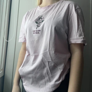 Rosa t-shirt med tryck - En herr t-shirt i en jättefin rosa färg med ett supercoolt tryck. Tröjan är i bra skick och trycket har inte blivit slitet.💗