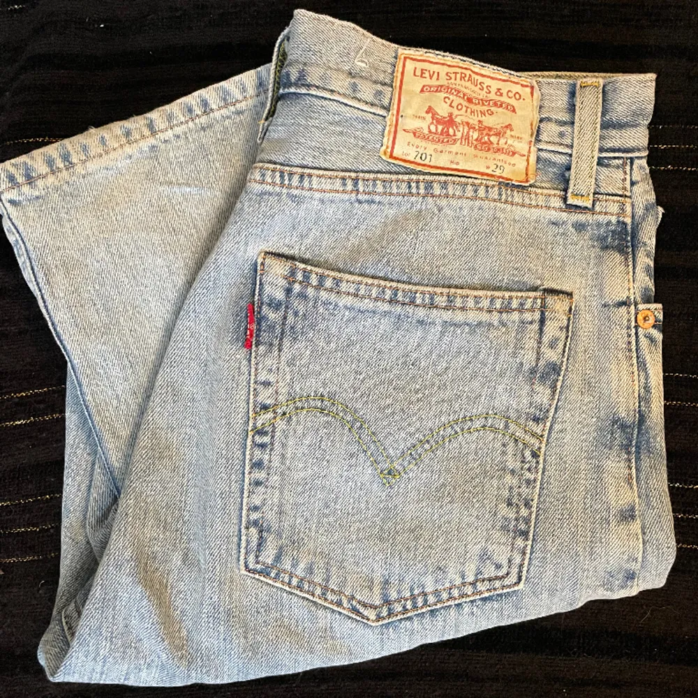 Levis jeans nyköpta från Levis egna vintagekollektion. Jättefina i färgen och modellen🌻De är högmidjade! Knappt använda då de är för stora på mig. W29 (ny storlek, större än vintage). Jeans & Byxor.