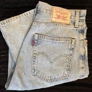 Levis jeans nyköpta från Levis egna vintagekollektion. Jättefina i färgen och modellen🌻De är högmidjade! Knappt använda då de är för stora på mig. W29 (ny storlek, större än vintage)