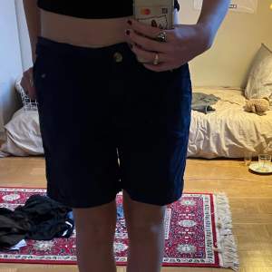 Mörkblå shorts från Club Xpres. Fina men kommer inte till användning. Köpte secondhand men är i fint skick ❤️
