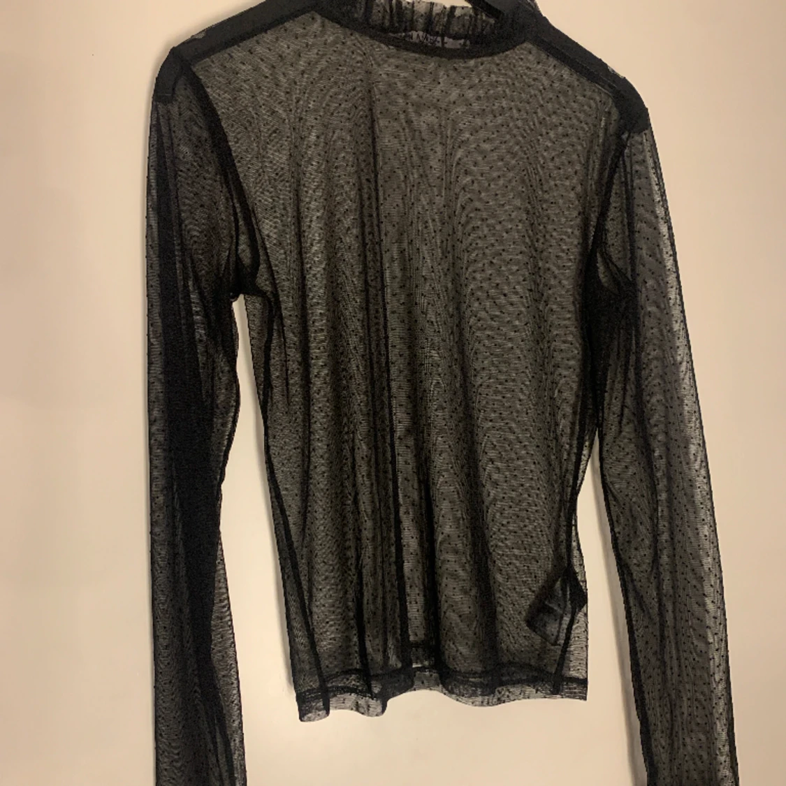 Genomskinlig prickig tröja 