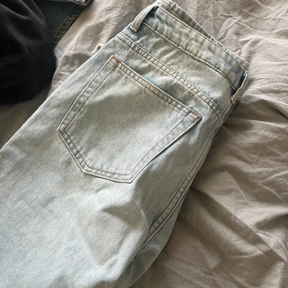 Lågmidjade blåa jeans från weekday, aldrig använda, lappen är kvar. (Frakt tillkommer) 💘💕💓. Jeans & Byxor.