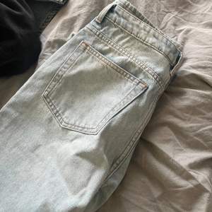 Lågmidjade blåa jeans från weekday, aldrig använda, lappen är kvar. (Frakt tillkommer) 💘💕💓