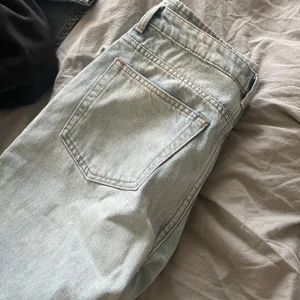 Low jeans  - Lågmidjade blåa jeans från weekday, aldrig använda, lappen är kvar. (Frakt tillkommer) 💘💕💓