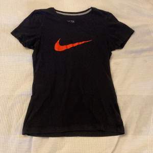 Jättefin tröja från Nike med logga på framsidan!❤️Använd några gånger men i bra skick, står att det är storlek M men skulle säga att den passar S mer❤️