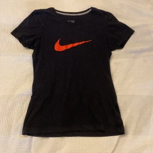 Nike t-shirt - Jättefin tröja från Nike med logga på framsidan!❤️Använd några gånger men i bra skick, står att det är storlek M men skulle säga att den passar S mer❤️