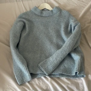 Stickad tröja - Snygg stickad tröja i väldigt bra skick då den nästan aldrig kommit till användning. 