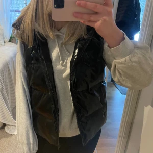 VÄST🩷 - Super snygg glansig och svart väst som passar perfekt nu till våren💕 Storlek S, kom privat för fler frågor🫶🏼