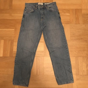 Wide leg blå baggy jeans - Ljusblå baggy jeans, helt nya och oanvända. Storlek 30/30