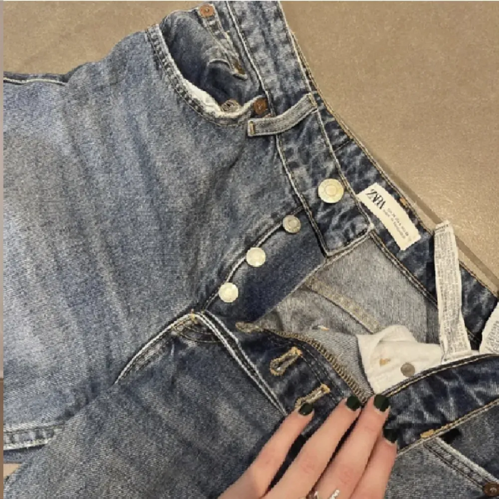 Zara mid rise jeans stl 34. Bra skick.. Farkut & Housut.