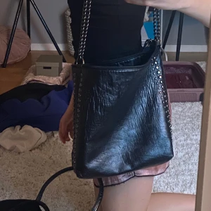 Handväska  - Säljer denna jätte jätte fina väska. Vet inte vart den är ifrån men köpte den för 250kr💋 kom privat för fler bilder eller frågor