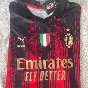 AC Milan fotbollströja, helt ny, storlek XXL men liten i storleken, passar L-XL.