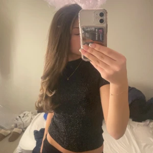 Glittrig topp - Super fin glittrig topp från monki, inget fel alls och super bra skick! Storlek xs men är väldigt stretchig så passar nog även s