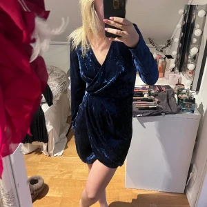 Klänning - Sjukt snygg blå klänning, jätteskönt och sitter snyggt! Storlek S 