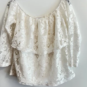 Vit topp  - Topp från Vero Moda i storlek M men passar en men storlek S.Kolla in mitt konto för flera intressanta artiklar. 