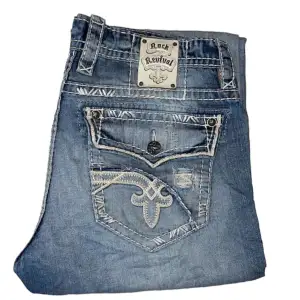 Rock Revival jeans straight fit. W36. Saknar knapp på vänstra fickan. [Ytterbenslängd 110cm] [Innerbenslängd 82cm] [Midja 49cm] [Benöppning 26cm]