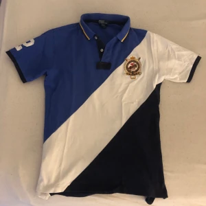 Ralph lauren pike - OG Ralph lauren pike! Riktigt ❗️INTRESSE KOLL❗️Eftertraktade piker och sällsynta. Denna pike sitter som en smäck i slimfit passform. Passar perfekt i storlek till M. 