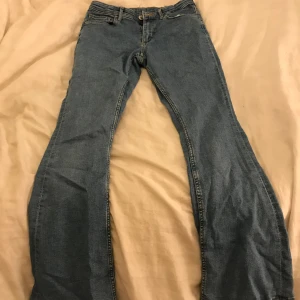 Low waist jeans - Säljer nu dessa as snygga low rise flare jeansen då de inte kommer till använding, bara använda fåtal gånger och inga defekter❤️ Passar folk mellan 146-155 Va inte rädd att fråga😽 