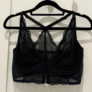 Gossard superboost bh/bralette med bygel 75D - 75D, sparsamt använd, nypris 599 kr, väldigt bekväm tyvärr passar den inte mig längre 