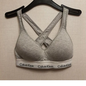 Calvin Klein crop topp bh topp strl S (29cmX2 A kuppa) - Calvin Klein crop topp bh topp strl S (29cmX2 A kuppa) Skick använd få tal gånger så in bra skick