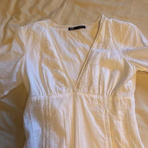 vit zara klänning  - Vit klänning från Zara. Använd endast en gång på skolavslutningen förra året. Säljer pågrund av att jag vill ha en annan klänning på årets skolavslutning och får igen annan användning av den.