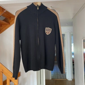 Dolce & Gabbana kofta - Koftan är storlek 50 den passar S/M. Koftan är i bra skick.