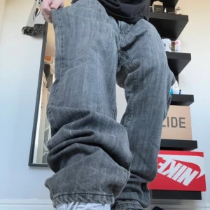 Jeans - Bra passform och snygg färg, bara att skriva för mått, säljer även fler liknande