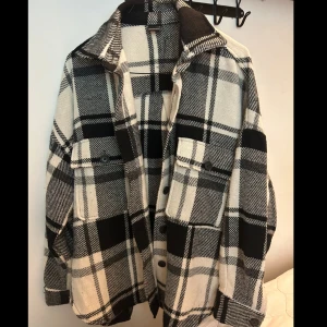 Skjortjacka - Tunn jacka från Gina i strl S, perfekt till sommarkvällar!! Skickar gärna fler bilder vid intresse. Kan gå ner i pris vid snabbaffär💓