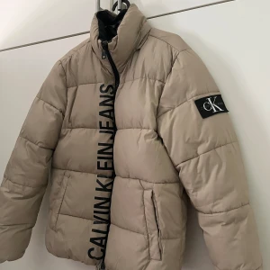 Calvin Klein jacka - Calvin Klein jacka  Jättebra skick Finns luva att få till Priset är inte hugget i sten 