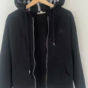 Burberry zip hoodie i storlek M. Dragkedjan glappar och köpte den här på plick så är inte 100% säker att den är äkta. Aldrig använd så är i nyskick. Pris tas i pm.