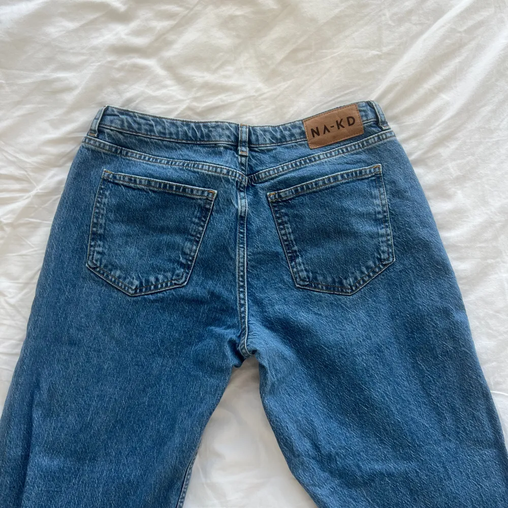 Populära lågmidjade blåa jeans med vida ben från Na-Kd i storlek 36. Endast använda 2 gånger då jag inte tycker dem passar mig så bra. Helt utan anmärkningar. Ordinarie pris 699 kr. Jeans & Byxor.