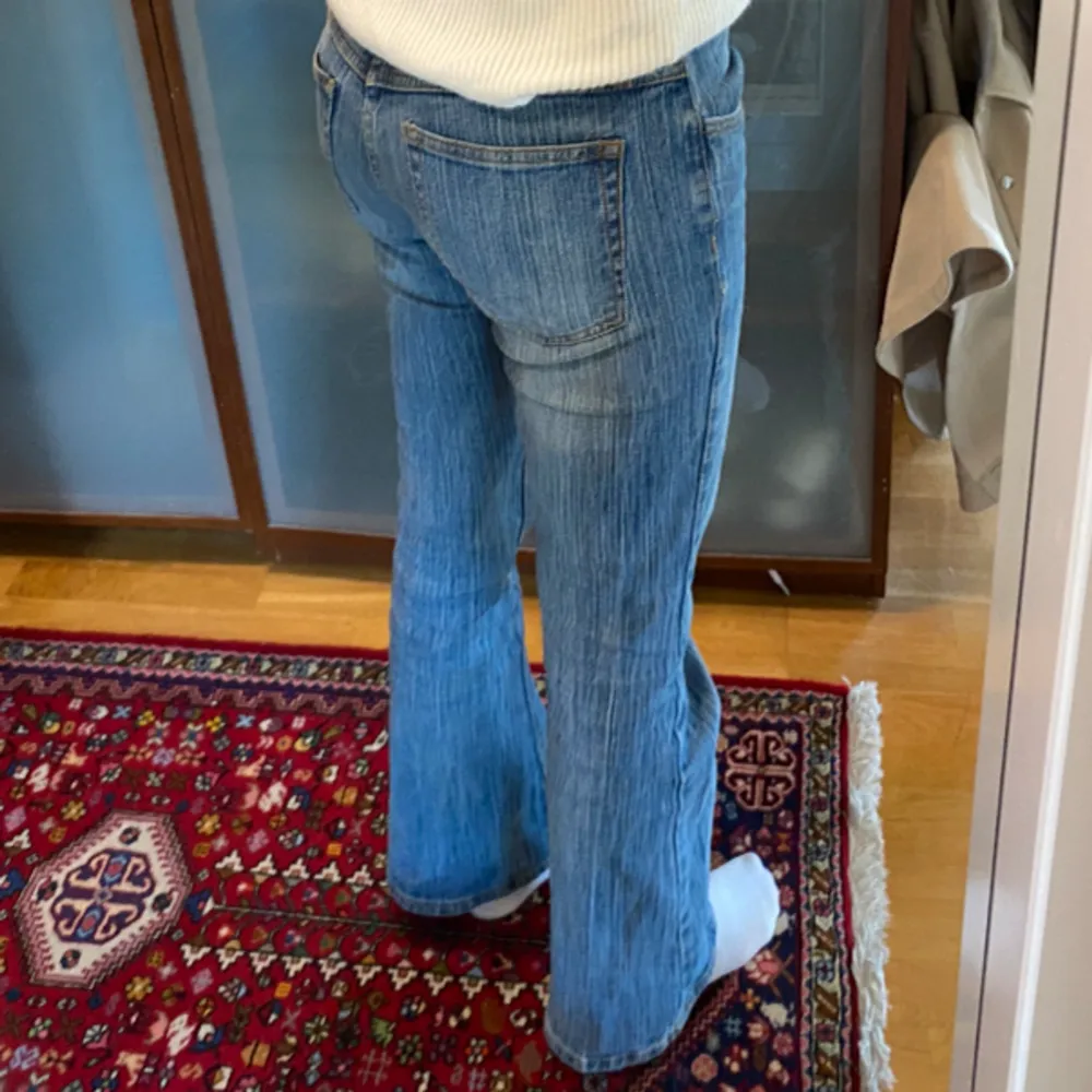 Jättefina lågmidjade jeans med bootcut/flare. Jag är 167 cm lång. Nypris 499🩷. Jeans & Byxor.