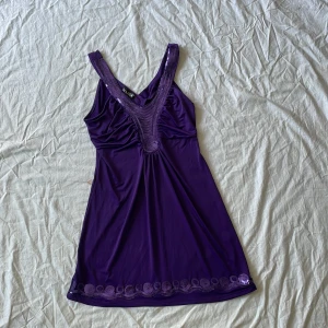 Vintage klänning - Bra skick! Det finns några noppror (sista bilden) storlek står ej men passar nog m bäst om man vill att den ska vara tight! Skyltdockan är en s, har inga andra bilder❤️