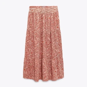 Röd kjol från Zara - Köpt här på Plick. Säljer enbart för att den är för stor för mig. 